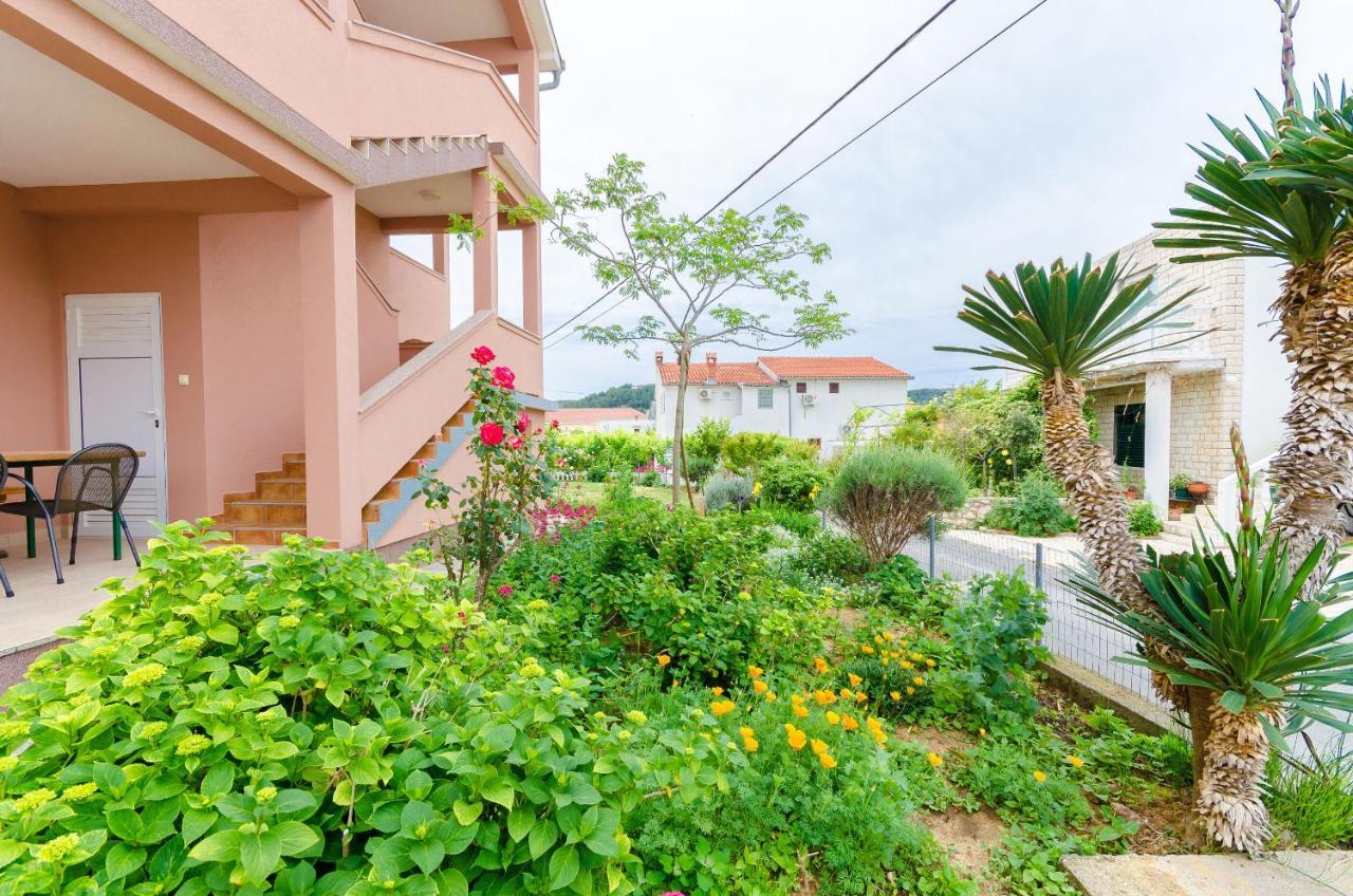 Apartments And Room Ljubica Lopar Exterior foto